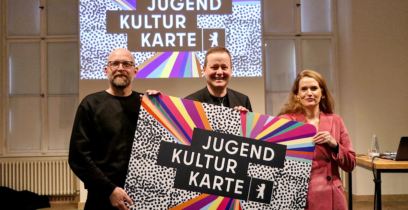 Die Jugendkulturkarte startet in Berlin 9 Moritz van Dülmen (Geschäftsführer Kulturprojekte Berlin), Klaus Lederer (Senator für Kultur und Europa), Corinna Scheller (Abteilungsleiterin Kulturprojekte Berlin) Copyright: Kulturprojekte Berlin, Antje Schröder